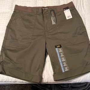 Lee Flex-To-Go relaxed shorts size 14 olive